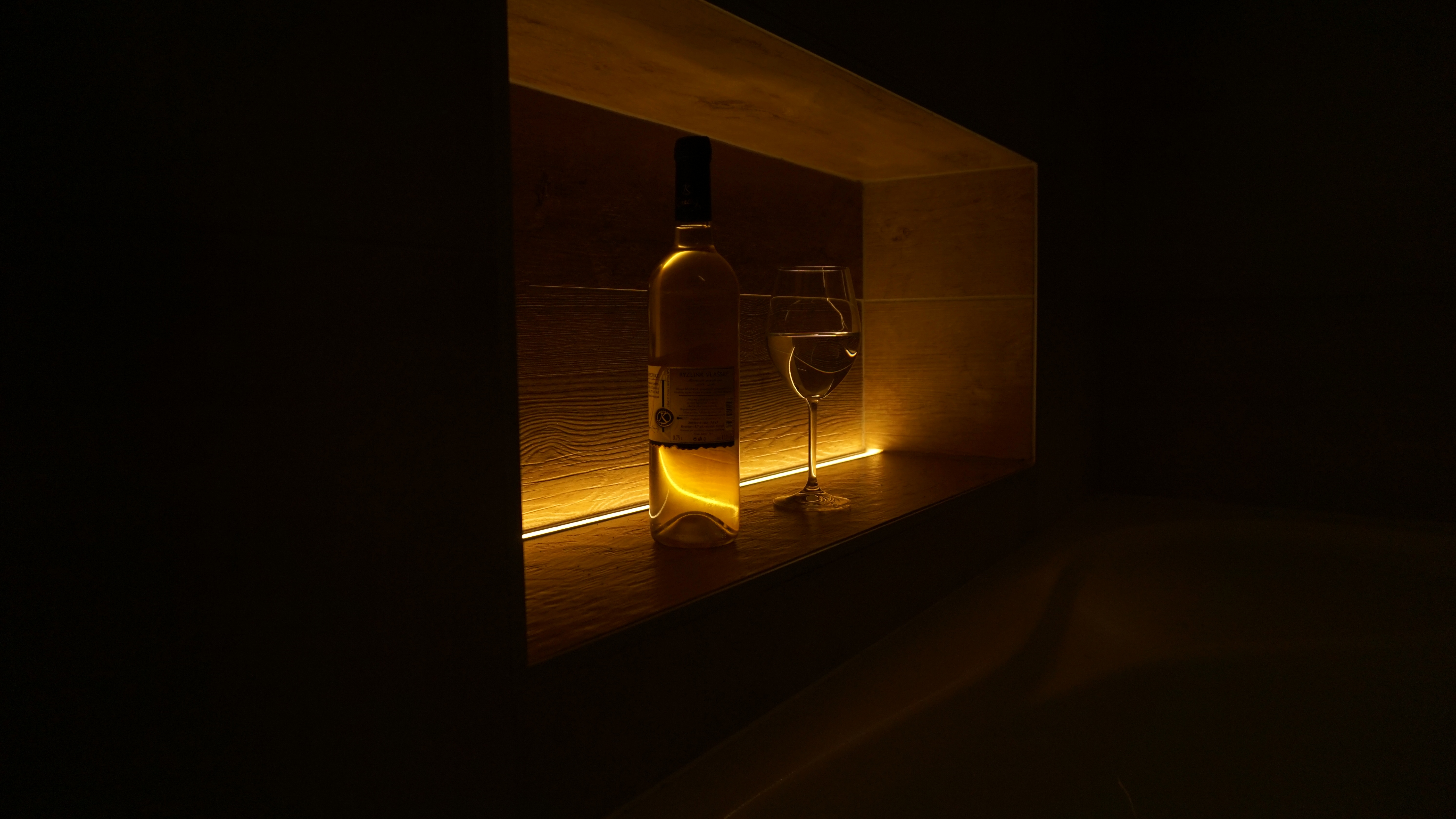 Podsvětlení niky v koupelně s LOXONE